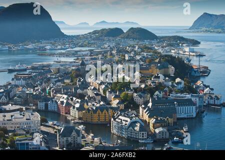 Blick auf die Stadt aus der Sicht Fjellstua auf dem Berg Aksla, Alesund, Norwegen Stockfoto