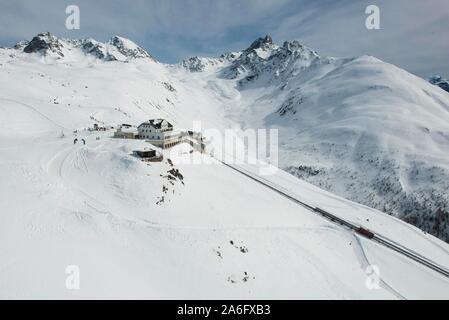 Muottas Muragl Bergstation in der Nähe von Pontresina mit Rodelbahn, Luftaufnahme, Engadin, Schweiz Stockfoto