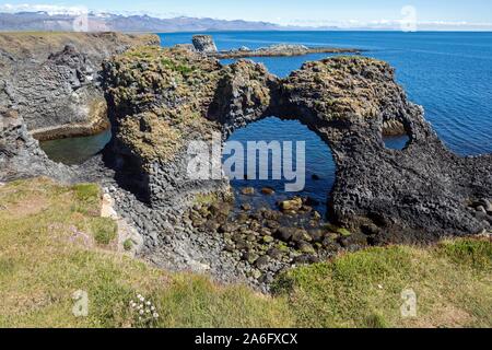 Steilküste, Basalt Küste, Rock arch Gatklettur, Arnarstapi, Snaefellsness Halbinsel, Island Stockfoto