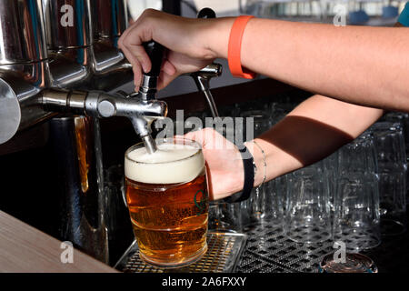 Barkeeper gießen ein frisch gezapftes Bier aus Tippen Stockfoto