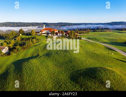 Hügeliges Weideland und Kloster Reutberg Sachsenkam, Tölzer Land, Luftaufnahme, Ausläufer der Alpen, Oberbayern, Bayern, Deutschland Stockfoto