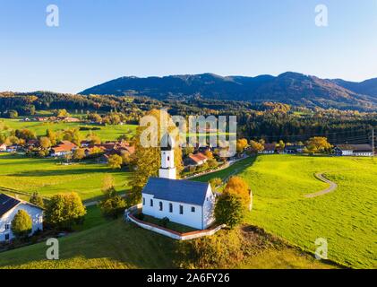 Kirche Maria Heimsuchung in Oberbuchen, in der Nähe von Bad Heilbrunn, Tölzer Land, Luftaufnahme, Voralpen, Oberbayern, Bayern, Deutschland Stockfoto