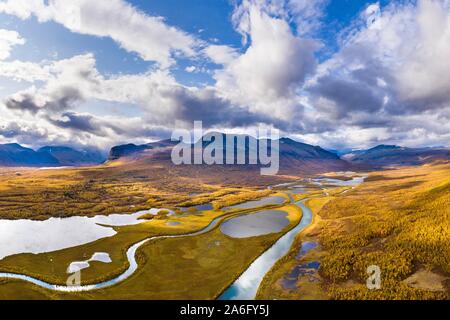 Herbst Landschaft mit Fluss, Seen und Berge, Fluss Visttasjohka, Nikkaluokta, Lappland, Schweden Stockfoto