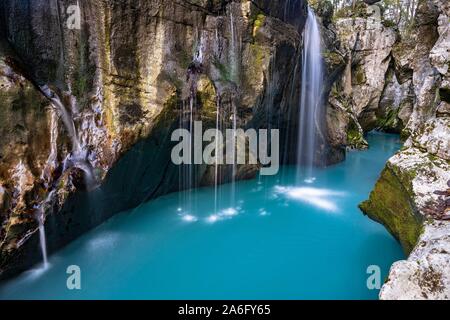 Wasserfall in der Schlucht, Soca tal Soca, Nationalpark Triglav, Slowenien Stockfoto