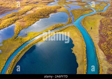 Herbstliche Landschaft aus der Luft, der Detailansicht Flusslauf des Visttasjohka, Nikkaluokta, Lappland, Schweden Stockfoto
