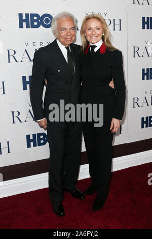Ralph Lauren & Ricky Anne Loew-Beer HBO' sehr Ralph' Uraufführung an der Metropolitan Museum der Kunst am Oktober 23, 2019 in New York City besuchen. Stockfoto