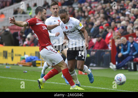 MIDDLESBROUGH, ENGLAND OKTOBER 26TH-Middlesbrough Jonny Hpwson und Fulham Bobby Decordova-Reid in Aktion während der Sky Bet Championship Match zwischen Middlesbrough und Fulham im Riverside Stadium, Middlesbrough am Samstag, den 26. Oktober 2019. (Bild: Tom Collins | MI Nachrichten) das Fotografieren dürfen nur für Zeitung und/oder Zeitschrift redaktionelle Zwecke verwendet werden, eine Lizenz für die gewerbliche Nutzung Kreditkarte erforderlich: MI Nachrichten & Sport/Alamy leben Nachrichten Stockfoto