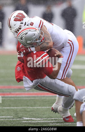 Columbus, USA. 26 Okt, 2019. In Wisconsin Badger Zack Baun (56) Zugriffe Ohio Buckeye Quarterback Justin Felder (1) in der ersten Hälfte Samstag, 26. Oktober 2019 in Columbus, Ohio. Foto von Aaron Josefczyk/UPI Quelle: UPI/Alamy leben Nachrichten Stockfoto