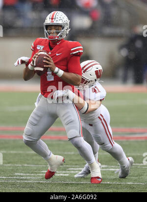 Columbus, USA. 26 Okt, 2019. In Wisconsin Badger Noah Burks (41) Säcke Ohio Buckeye Quarterback Justin Felder (1) in der ersten Hälfte Samstag, 26. Oktober 2019 in Columbus, Ohio. Foto von Aaron Josefczyk/UPI Quelle: UPI/Alamy leben Nachrichten Stockfoto