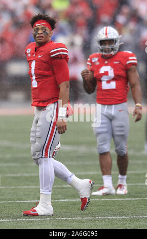 Columbus, USA. 26 Okt, 2019. Ohio Zustand Roßkastanie-Quarterback Justin Felder (1) Verlässt das Feld für ein Spiel nach seinen Helm verloren auf einen Schlag von der Wisconsin Dachs Zach Baun im ersten Halbjahr Samstag, Oktober 26, 2019 in Columbus, Ohio. Foto von Aaron Josefczyk/UPI Quelle: UPI/Alamy leben Nachrichten Stockfoto