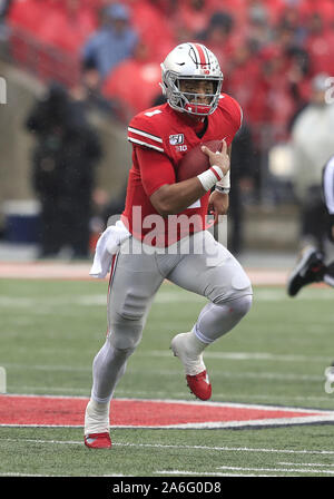 Columbus, USA. 26 Okt, 2019. Ohio Zustand Roßkastanie-Quarterback Justin Felder (1) läuft für 21 Yards gegen die Wisconsin Badgers in der ersten Hälfte Samstag, 26. Oktober 2019 in Columbus, Ohio. Foto von Aaron Josefczyk/UPI Quelle: UPI/Alamy leben Nachrichten Stockfoto