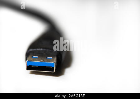 USB 2.0, 3.0 Kabel auf einem weißen Hintergrund, geschossen mit einer geringen Tiefenschärfe Stockfoto