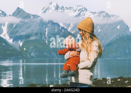 Mutter mit Kind reisen in Norwegen Bergen Familie lifestyle Mom Holding baby baby Urlaub Outdoor Aktivität Muttertag Stockfoto