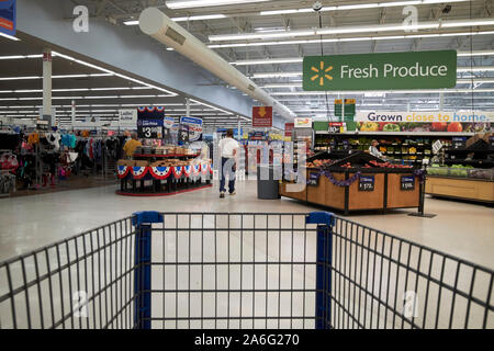 Drücken Trolley durch Walmart Superstore Indiana USA Stockfoto