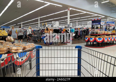 Drücken Trolley durch Walmart Superstore Bäckerei gang und billige Kleidung Indiana USA Stockfoto