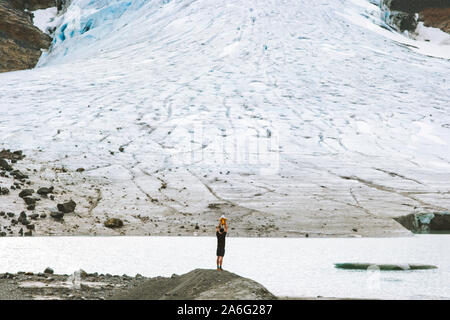 Vater Holding up baby gemeinsam Wandern in den Bergen reisen mit Kindern Familien Abenteuer Outdoor Lifestyle Urlaub in Norwegen Steindalsbreen Gletscher Stockfoto