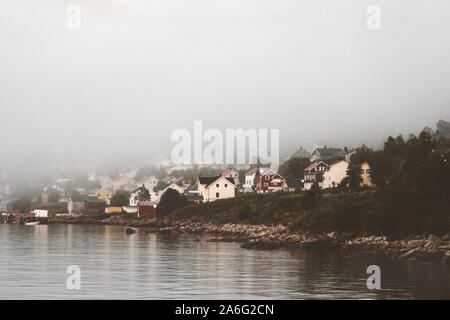 Nebel Dorf Fjordgard Häuser in Norwegen Landschaft Stockfoto