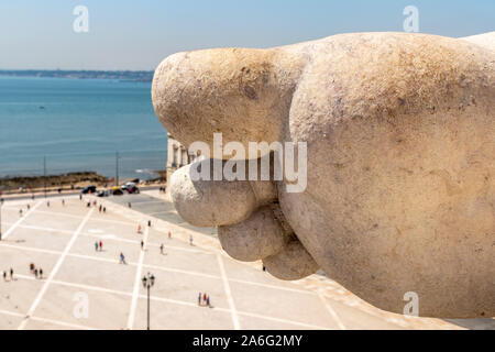 Gigantische Zehen und Fuß der allegorischen Skulptur auf dem Arco da Rua Augusta mit Blick auf den Praça do Comércio in Baixa, Stadtzentrum von Lissabon. Stockfoto