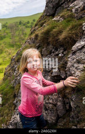 Ein hübsches kleines Mädchen, Wanderungen und Bergtouren in der freien Natur des Derbyshire Peak District National Park, Spaß in den Bergen und an Bächen Stockfoto