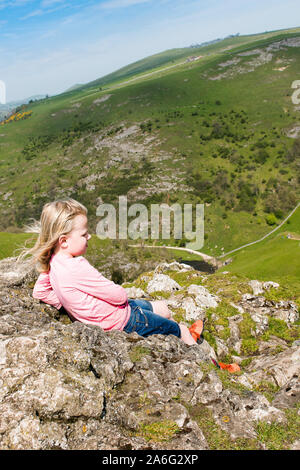 Ein hübsches kleines Mädchen, Wanderungen und Bergtouren in der freien Natur des Derbyshire Peak District National Park, Spaß in den Bergen und an Bächen Stockfoto