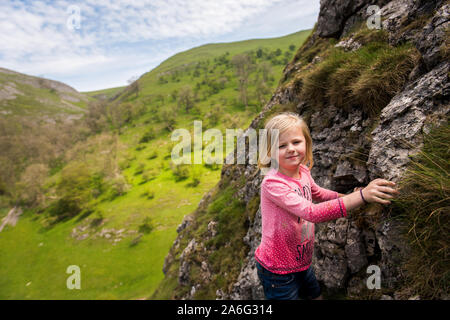 Ein hübsches kleines Mädchen, Wanderungen und Bergtouren in der freien Natur des Derbyshire Peak District National Park, Spaß in den Bergen und an Bächen Stockfoto