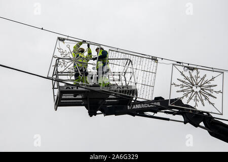 Glasgow, Schottland, Großbritannien. 25. Oktober 2019: Am George Square werden Weihnachtslichter aufgestellt. Stockfoto