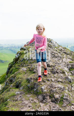 Ein hübsches kleines Mädchen, Wanderungen und Bergtouren in der freien Natur des Derbyshire Peak District National Park, Spaß in den Bergen und an Bächen Stockfoto