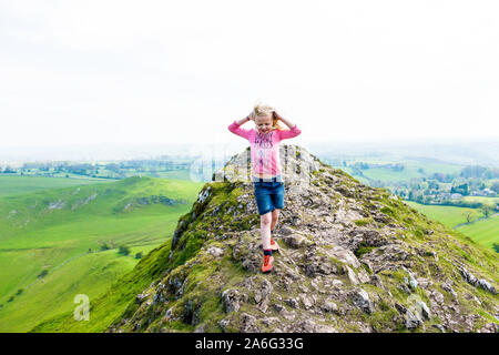 Ein hübsches kleines Mädchen, Wanderungen und Bergtouren in der freien Natur des Derbyshire Peak District National Park, Spaß in den Bergen und an Bächen Stockfoto