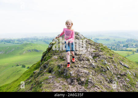 Ein hübsches kleines Mädchen, Wanderungen und Bergtouren in der freien Natur des Derbyshire Peak District National Park, Spaß in den Bergen und an Bächen Stockfoto