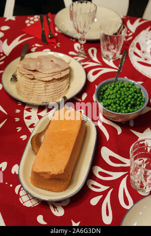 Weihnachten Tabelle aus Finnland. Es gibt grüne Erbsen, Weihnachten Schinken und gleiche Pastete in dieses Bild. Andere Skandinavische traditionelle Weihnachten Lebensmittel! Stockfoto