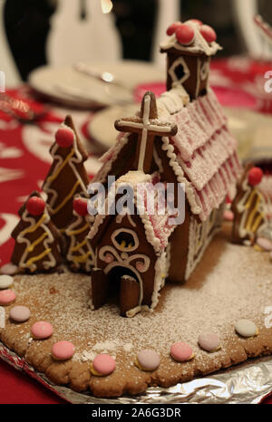 Hausgemachte Lebkuchen Haus auf Tisch. Dieses Haus ist von Lebkuchen cookies, Vereisung und Süßigkeiten. Nettes, gemütliches und leckeres Stück Weihnachten essen. Stockfoto