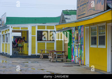 Nassau, Bahama-September 21/2019: Ansichten der Arawak Cay Fisch braten Dorf, von Hand gemalte bunte Strukturen, die Karibik Fisch essen und Getränke Stockfoto