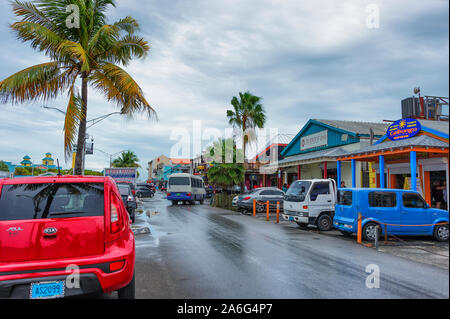 Nassau, Bahama-September 21/2019: Stroh Vending ist Bahama ältesten Branchen. Touristische Herde die Straßen entlang den Hafen von Nassau zu Essen und Einkaufen. Stockfoto