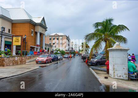 Nassau, Bahama-September 21/2019: Stroh Vending ist Bahama ältesten Branchen. Touristische Herde die Straßen entlang den Hafen von Nassau zu Essen und Einkaufen. Stockfoto