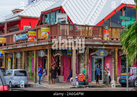 Nassau, Bahama-September 21/2019: Stroh Vending ist Bahama ältesten Branchen. Touristische Herde die Straßen entlang den Hafen von Nassau zu Essen und Einkaufen. Stockfoto