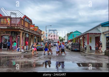 Nassau, Bahama-September 21/2019: Stroh Vending ist Bahama ältesten Branchen. Touristische Herde die Straßen entlang den Hafen von Nassau zu Essen und Einkaufen. Stockfoto