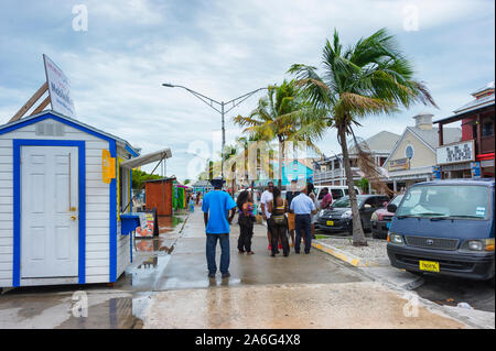 Nassau, Bahama-September 21/2019: Stroh Vending ist Bahama ältesten Branchen. Touristische Herde die Straßen entlang den Hafen von Nassau zu Essen und Einkaufen. Stockfoto