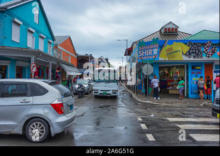 Nassau, Bahama-September 21/2019: Stroh Vending ist Bahama ältesten Branchen. Touristische Herde die Straßen entlang den Hafen von Nassau zu Essen und Einkaufen. Stockfoto