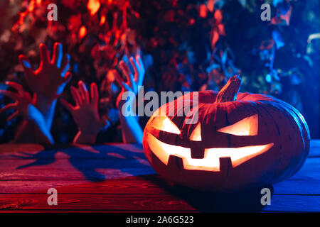 Halloween Kürbis auf dem Hintergrund der Toten Hände Stockfoto