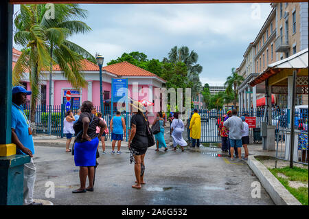 Nassau, Bahama-September 21/2019: Stroh Vending ist Bahama ältesten Branchen. Touristische Herde die Straßen entlang den Hafen von Nassau zu Essen und Einkaufen. Stockfoto