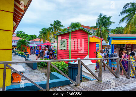 Nassau, Bahama-September 21/2019: Stroh Vending ist Bahama ältesten Branchen. Touristische Herde die Straßen entlang den Hafen von Nassau zu Essen und Einkaufen. Stockfoto