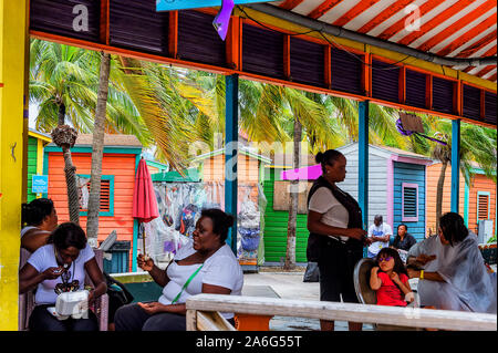 Nassau, Bahama-September 21/2019: Stroh Vending ist Bahama ältesten Branchen. Touristische Herde die Straßen entlang den Hafen von Nassau zu Essen und Einkaufen. Stockfoto