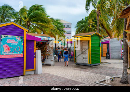 Nassau, Bahama-September 21/2019: Stroh Vending ist Bahama ältesten Branchen. Touristische Herde die Straßen entlang den Hafen von Nassau zu Essen und Einkaufen. Stockfoto