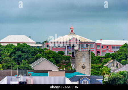 Anzeigen von Bord das Auslaufen eines Schiffes, eines der rosa Regierungsgebäude in Nassau, Bahamas. Stockfoto