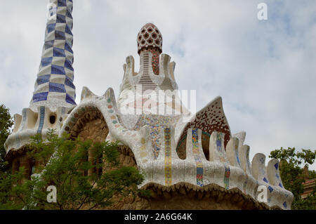 Ein Gebäude am Haupteingang zum Park Güell in Barcelona, Spanien Stockfoto