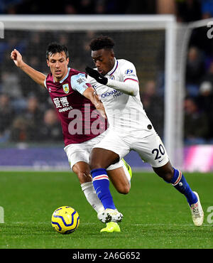 Chelseas Callum Hudson-Odoi (rechts) in Aktion während der Premier League Spiel im Turf Moor, Burnley. Stockfoto