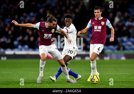 Chelseas Callum Hudson-Odoi (Mitte) beim Kampf um den Ball mit Burnley von Jay Rodriguez (links) und Jack Cork (rechts) während der Premier League Spiel im Turf Moor, Burnley. Stockfoto