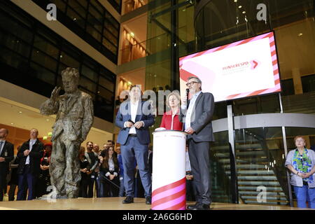 Deutschland, Berlin, 26.10.2019. Lars Klingbeil, Malu Dreyer und Dietmar Nietan in der SPD-Zentrale in Berlin. Die SPD-Mitglieder wählen bundesminister Olaf Scholz und Klara Geywitz gerade vor Norbert Walter-Borjans und Saskia Esken der SPD-Vorsitz. Das Rennen um den SPD-Vorsitz geht in die Stichwahl im November: Die beiden Kandidaten werden dann auf dem Parteitag gewählt werden. Stockfoto