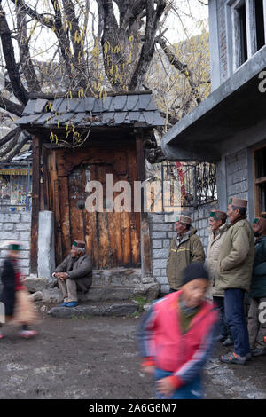 Ein alter Mann beobachtet auf einer Hochzeit Prozession vor der Haustür des alten Tempel, Chitkul, Himachal Pradesh. Stockfoto