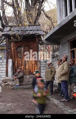 Ein alter Mann beobachtet auf einer Hochzeit Prozession vor der Haustür des alten Tempel, Chitkul, Himachal Pradesh. Stockfoto